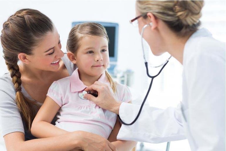 Doctora revisando niña