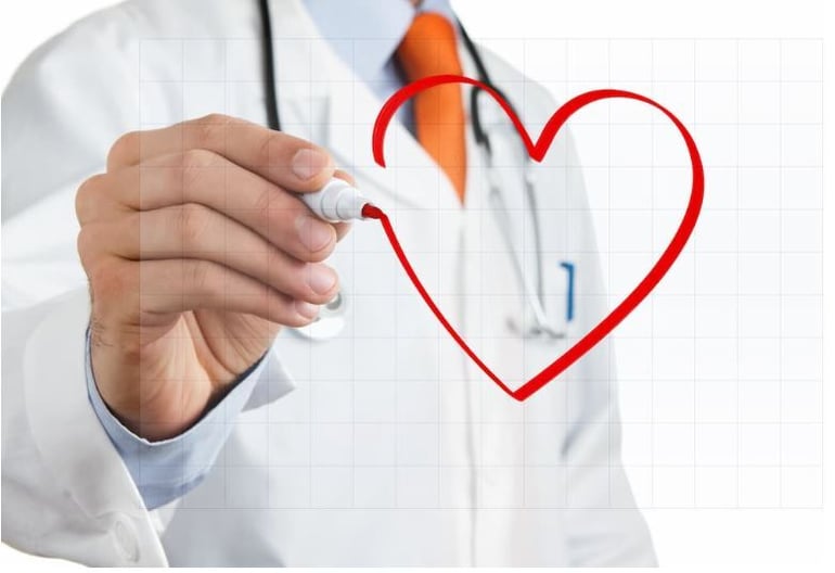 doctor dibujando corazon