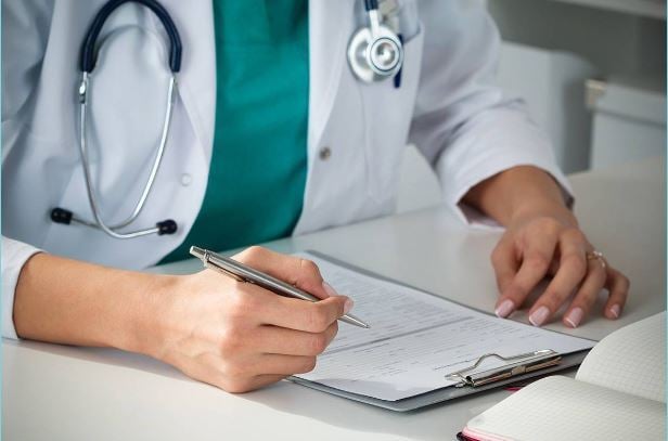 doctor escribiendo