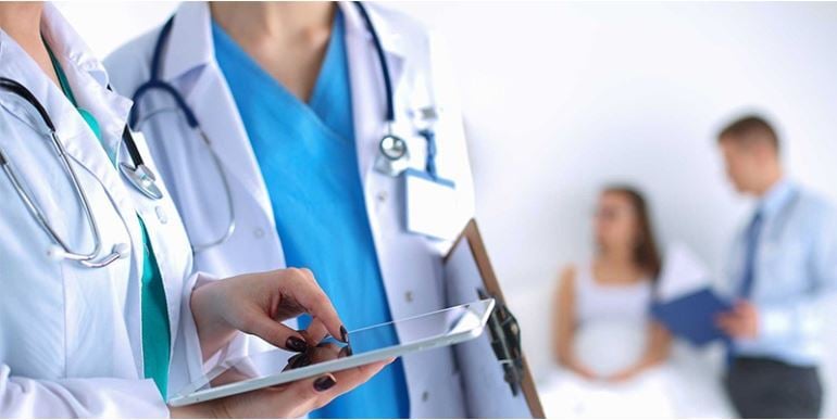 doctores con tablet