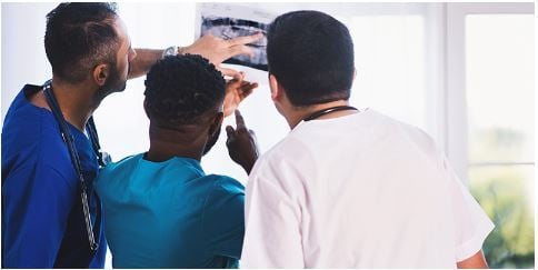 doctores viendo radiografia