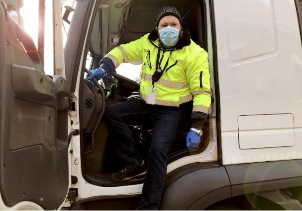 hombre chofer camion