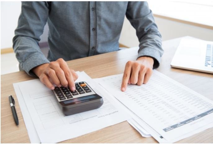 hombre con calculadora
