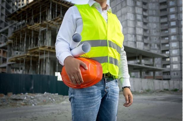 hombre con casco arquitecto