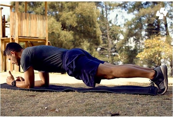 hombre en plancha