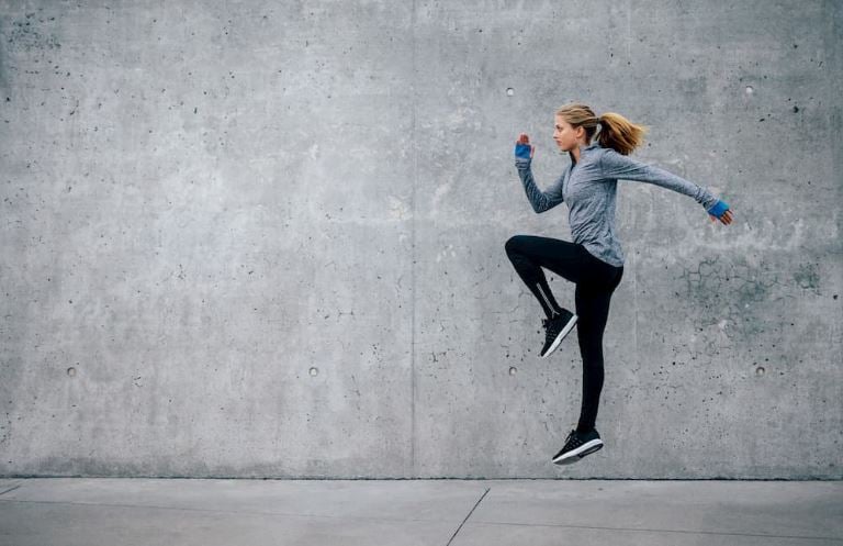 mujer calentando correr
