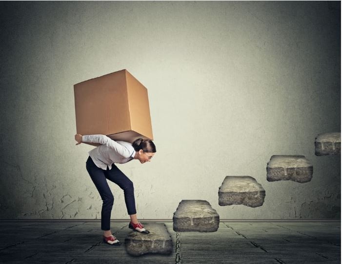 mujer cargando caja