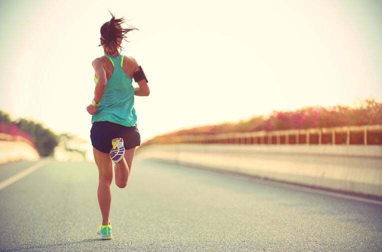 mujer corriendo espaldas