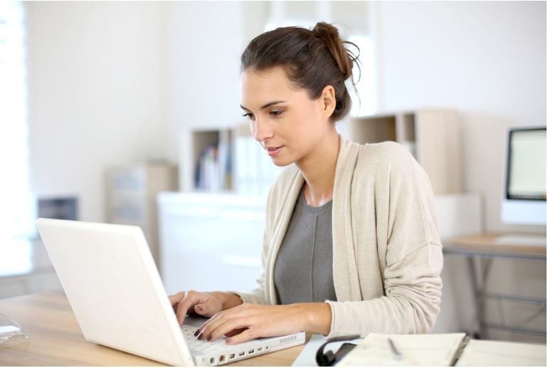 mujer en computadora