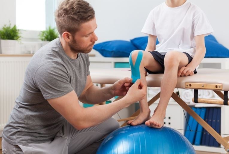 niño en fisioterapia
