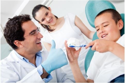 niño feliz en el dentista