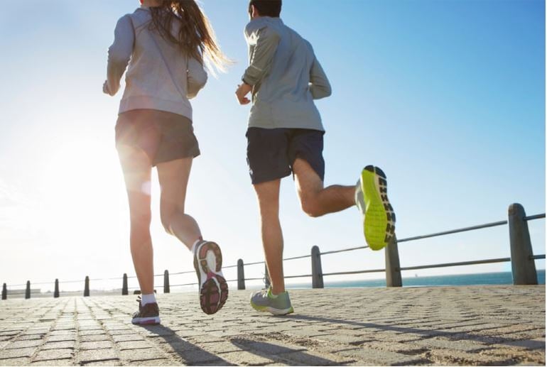 pareja corriendo