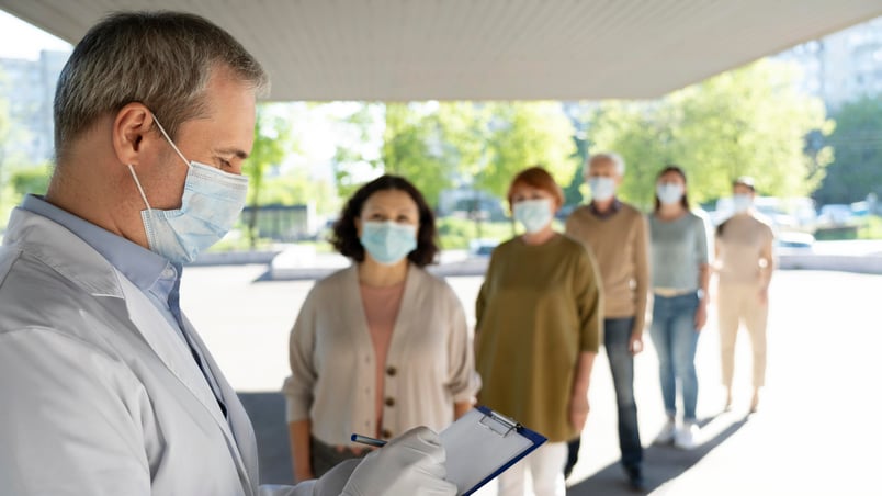 medico-de-vacunacion-en-el-centro-de-llenado-de-informacion-de-pacientes-en-el-bloc-de-notas